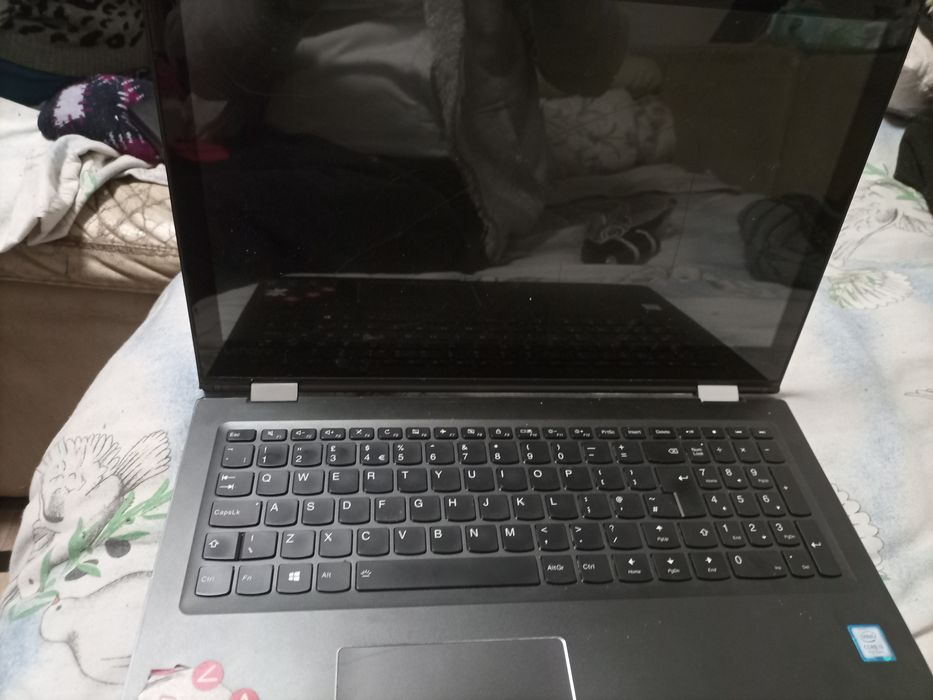 Leptop funcționale cu încărcător