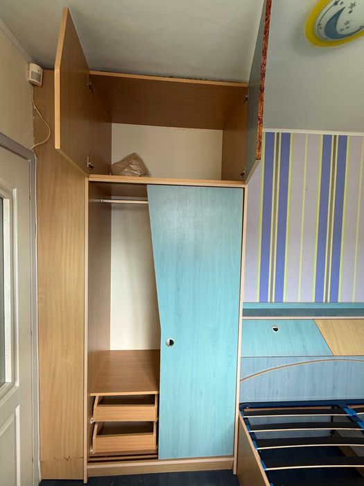 Спалня с гардероб, ракла и повдигаща се скара