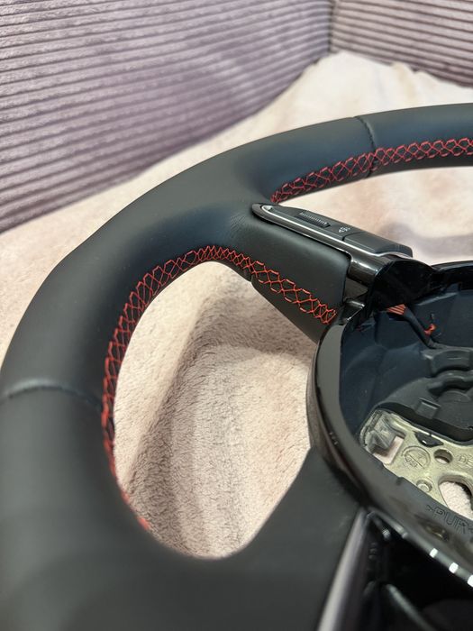 Volan tapitat cu piele neteda si cusatura rosie Audi A6 ,A4,A7,Q7,Q5 2014+