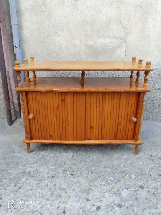 Продава се 2етажерки и шкаф от чам