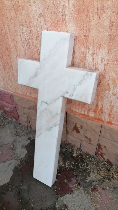 Cruce din marmura românească