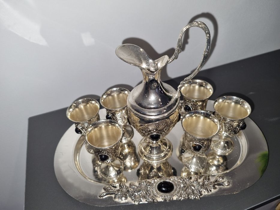 Set 6 pahare cu picior pentru tarie sau lichior, argintate, plus o car