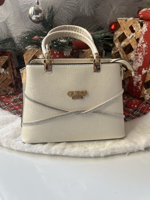 Дамски чанти Guess.