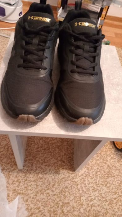 Продам мужские кроссовки