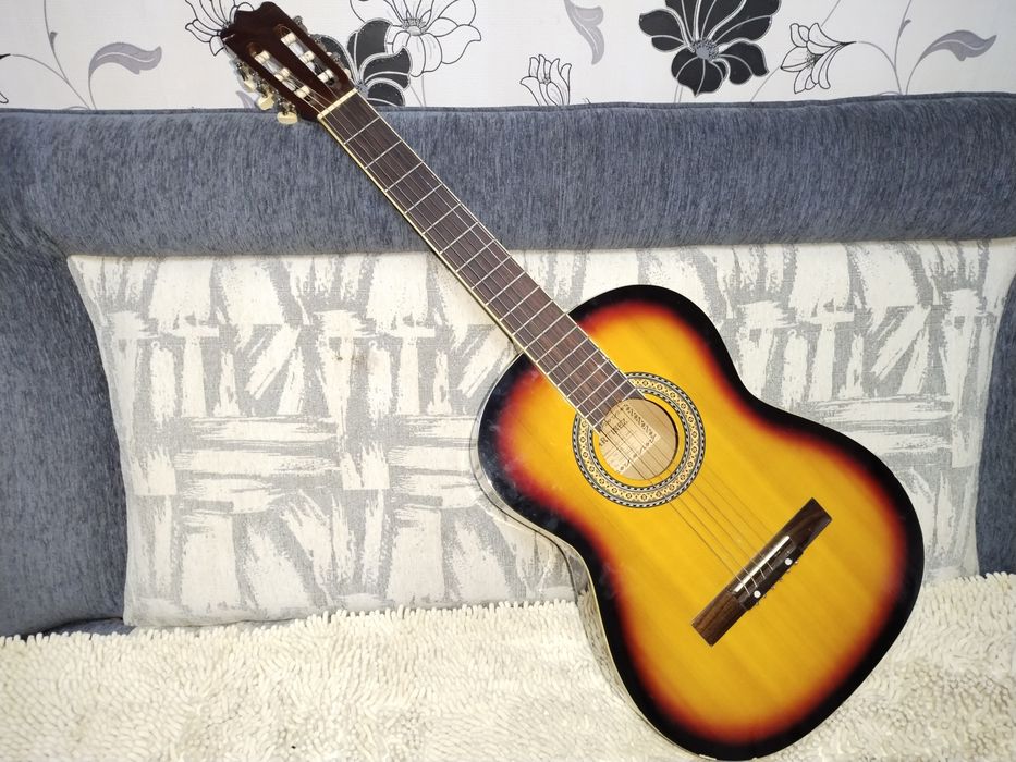 Продам гитару в отличном состоянии