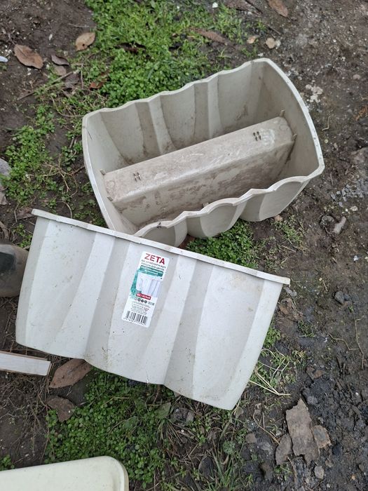 Пластиковые  посуда горшки