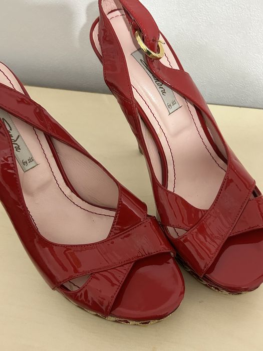 Каблуки красные, босоножки