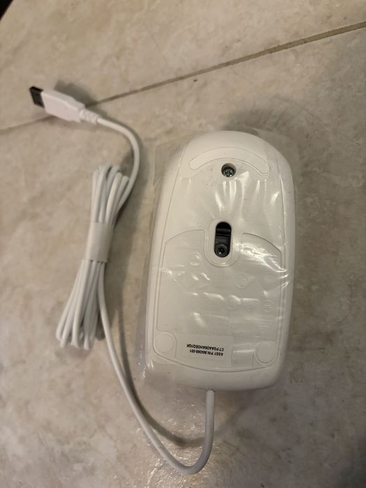 Бяла мишка с кабел