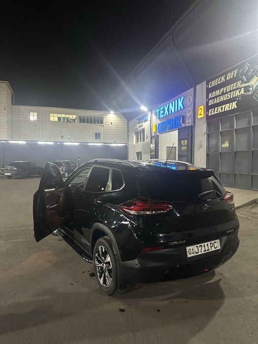 Tracker 2 Premier Plus ( qora, panarama lyuk ) 2024
