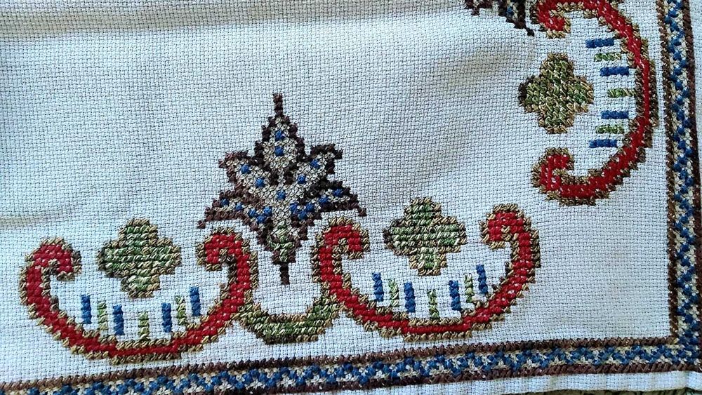 Ръчно бродирана покривка за маса (България, 60-те г)
