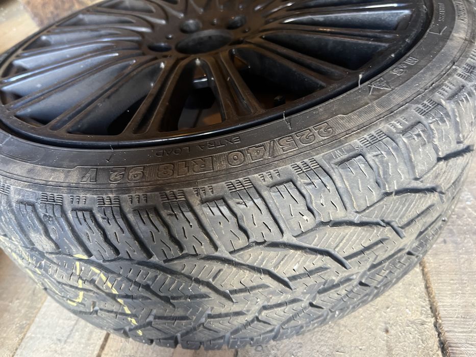 Cauciucuri + jante R18 – Set 4 bucăți• 2 × 245/40 R18 97V • 2 × 225/40 R18 92V