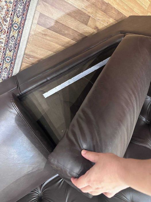 Полный комплект, кожаный диван и два кресло. В отличном состоянии.450$