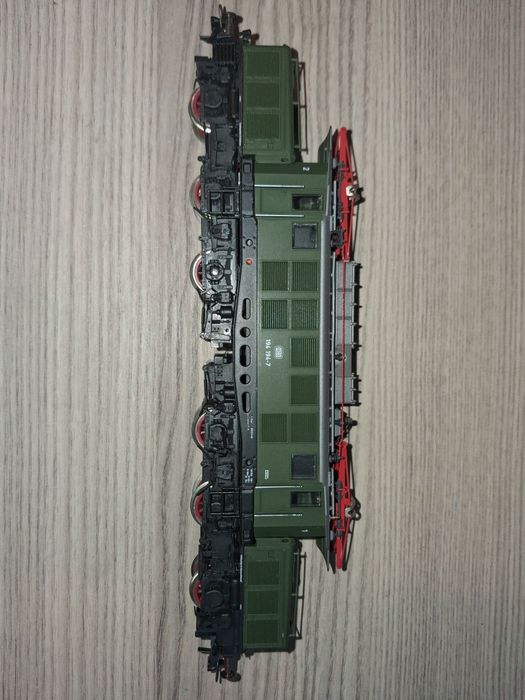 Locomotiva electrică ROCO BR194 cunoscută și cu denumirea "crocodil"