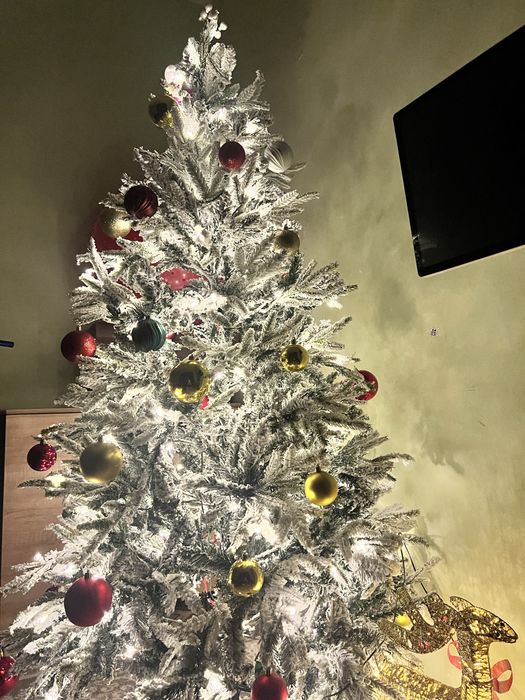 Продам елку красивая , встроенная грилянда