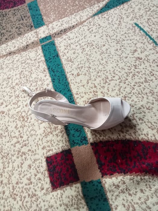 Летние туфли на каблуках