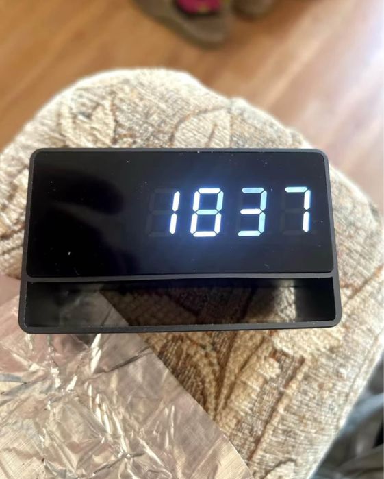 Ceas de birou cu camera ascunsă