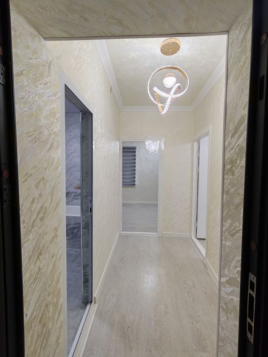 Микрорайонда 3 этажда 1хона 2хона килинган квартира срочна сотилади