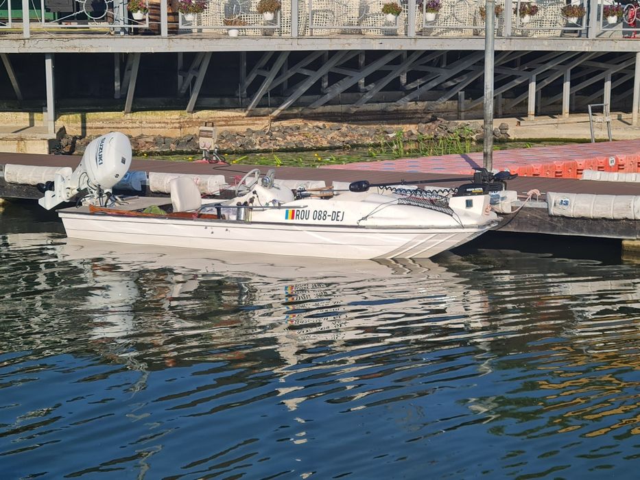 Barca 4.60m  + motor Suzuki 40 nou in rodaj + peridoc
