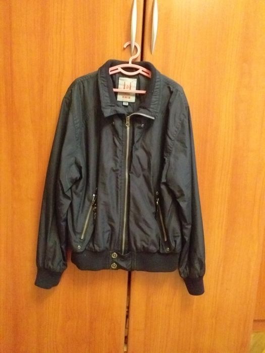 Продаются подростковые куртки.