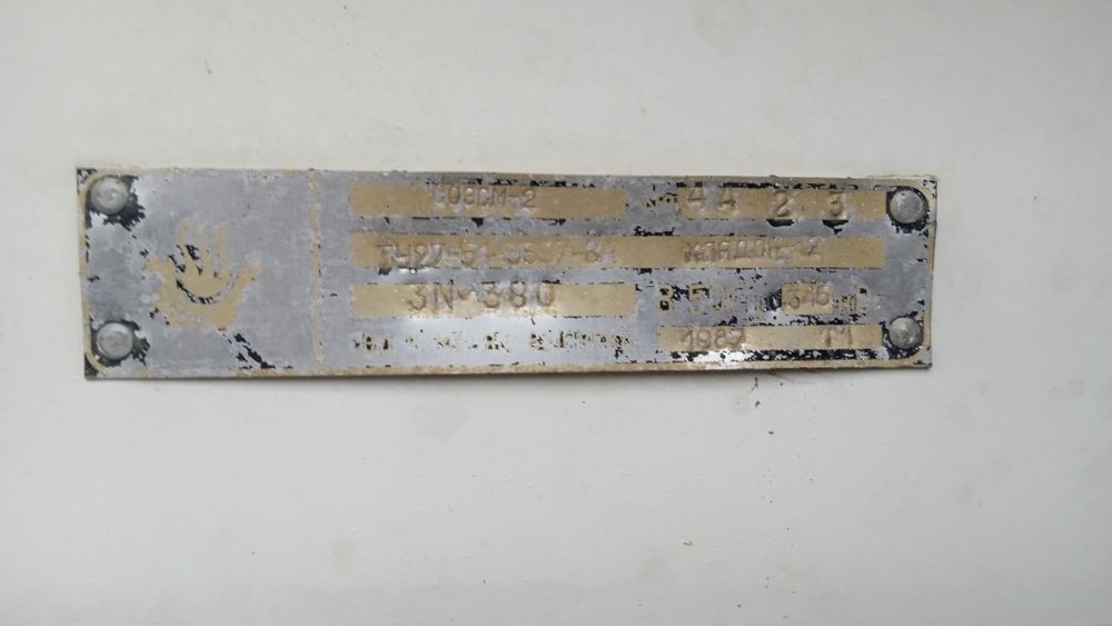 sovutgichli ish stoli sotiladi.