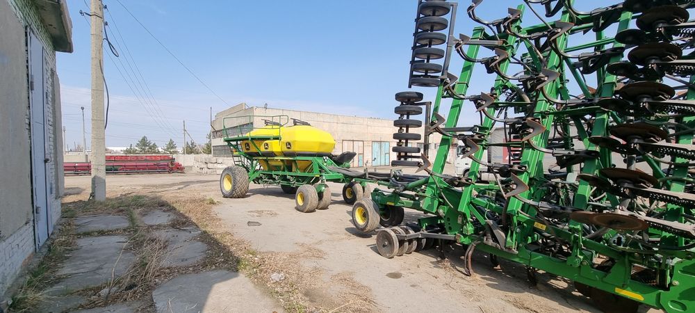 Продам посевные Комплексы ДжонДир 1835