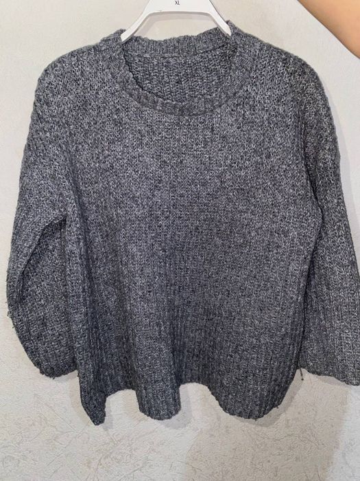 Женский вязаный свитер серый меланж, свободный крой, объемные рукава