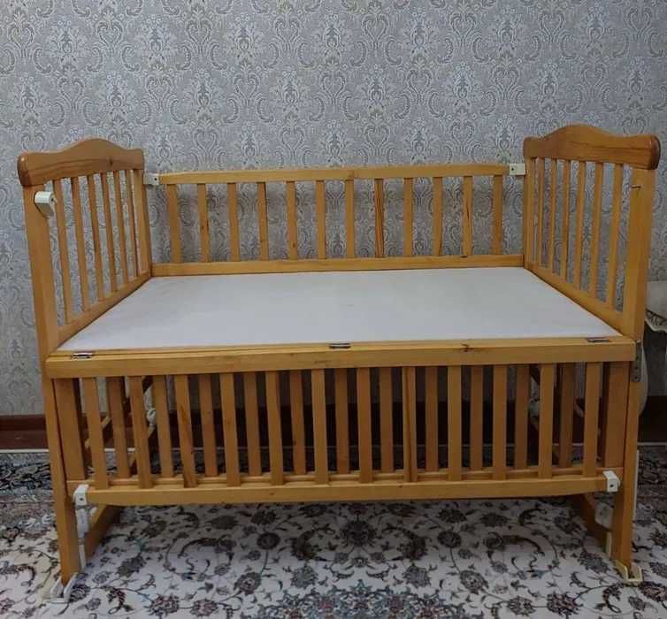 Деревянная детская кроватка