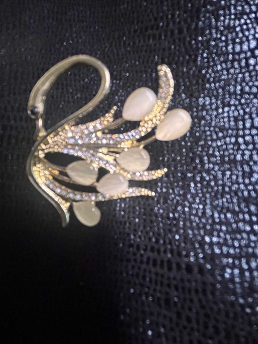 Продам броши новые