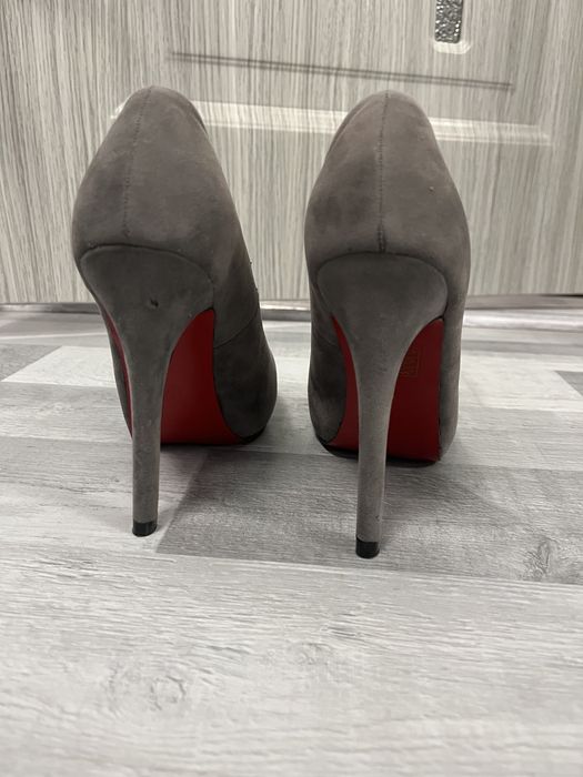 Tocuri cu talpa rosie