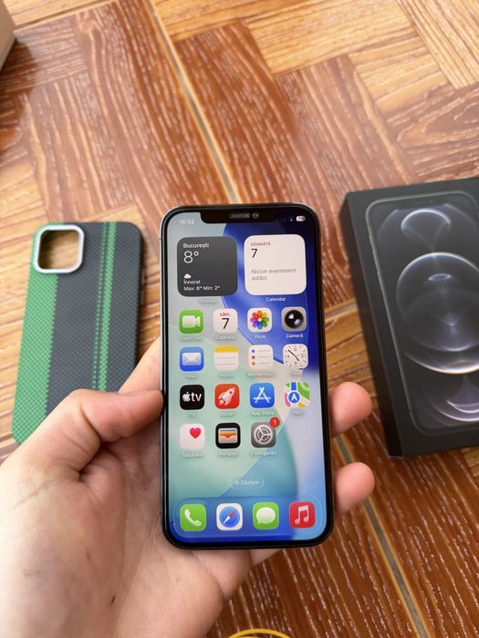 Vand iPhone 12 PRO impecabil la cutie