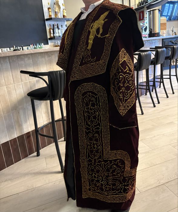 Продаеться 3 чапана