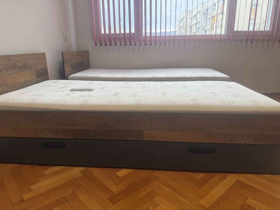 Две единични легла