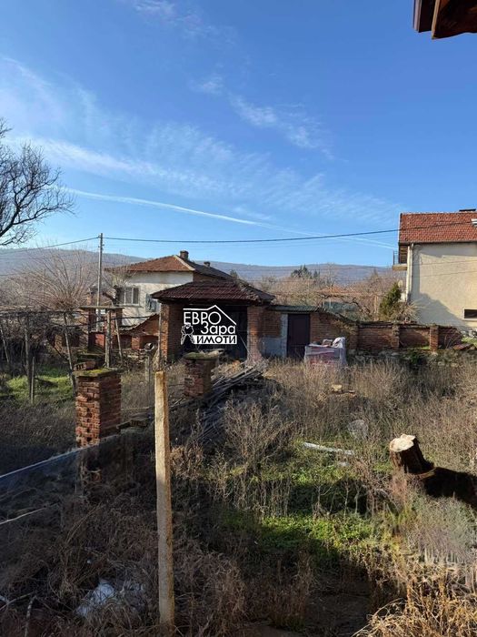 Двуетажна масивна къща за продажба в Центъра на село Колена