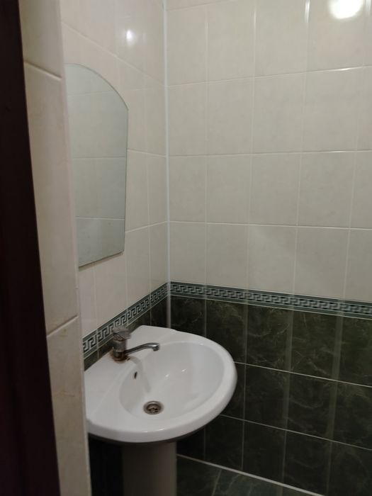 Шахар марказида 4 этажли уйни 4-этажида 4 хонали квартира сотилади.