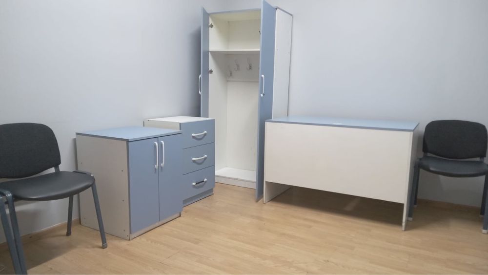 Продам столы и стулья , шкаф  для офиса