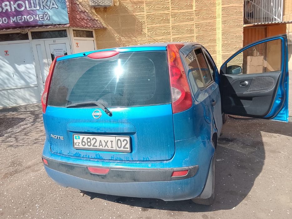 Машина Nissan Note синий продается