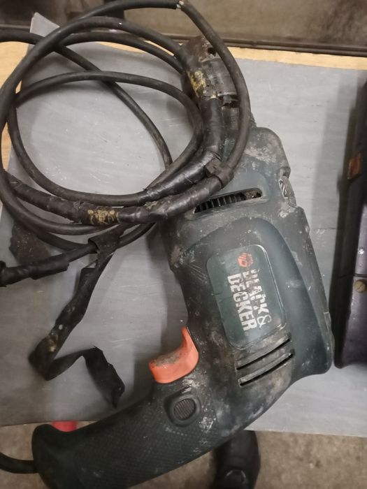 Продавам ударна бормашина Спарки и ударна Блек енд Декер за части