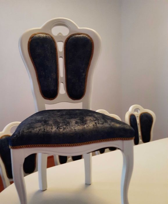 Стол и стулья для дома. Состояние отличное.