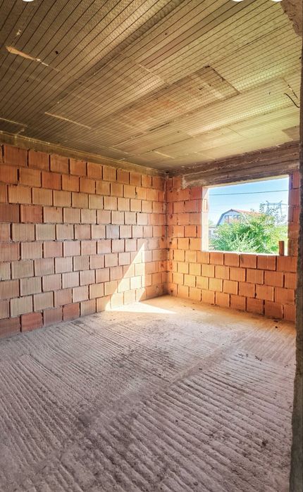 Casa la rosu ,3 camere + open space cu mansarda , constructie 2024 , 140mp ,teren 1500 mp , Sat Malaiesti ,PH la 15 min de oras, zona linistita