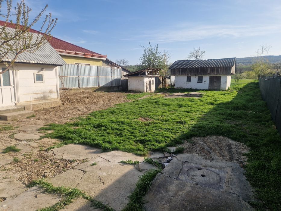 Casă si teren in orasul Hârlău