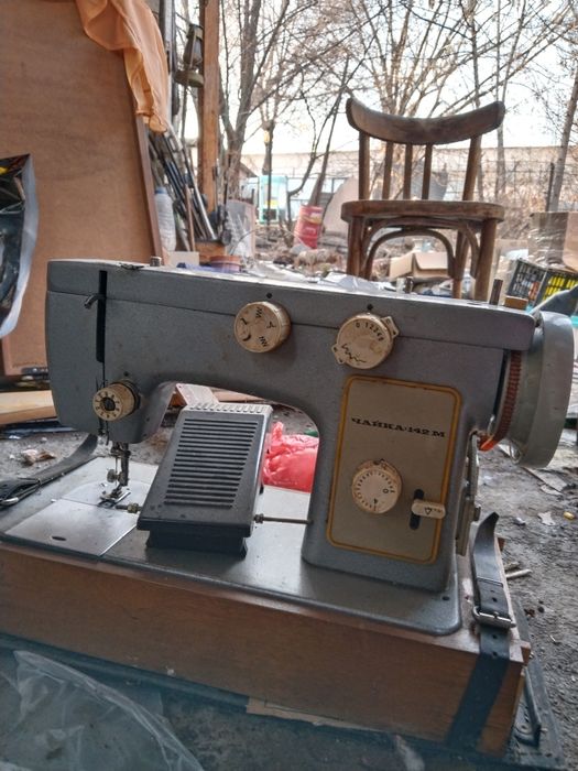 Продам швейную машинку чайка-142 м
