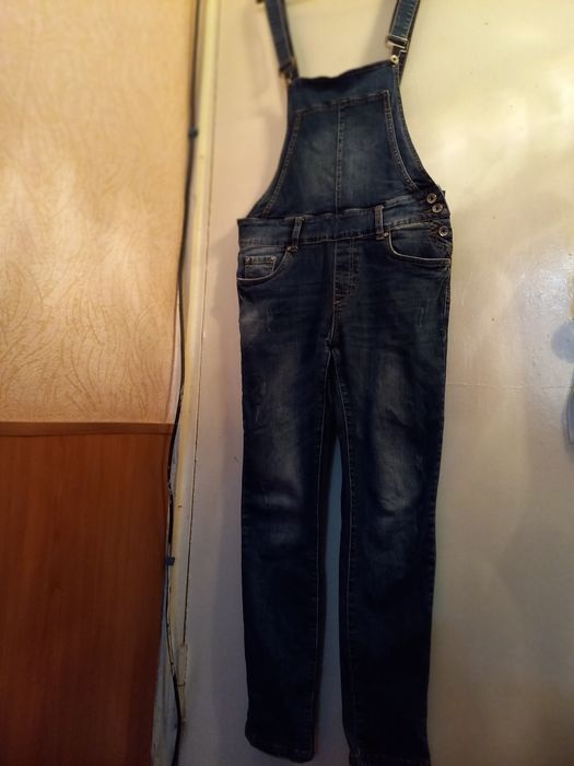 Продам джинсовый комбинезон