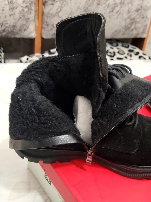 Замшевые чёрные ботинки.