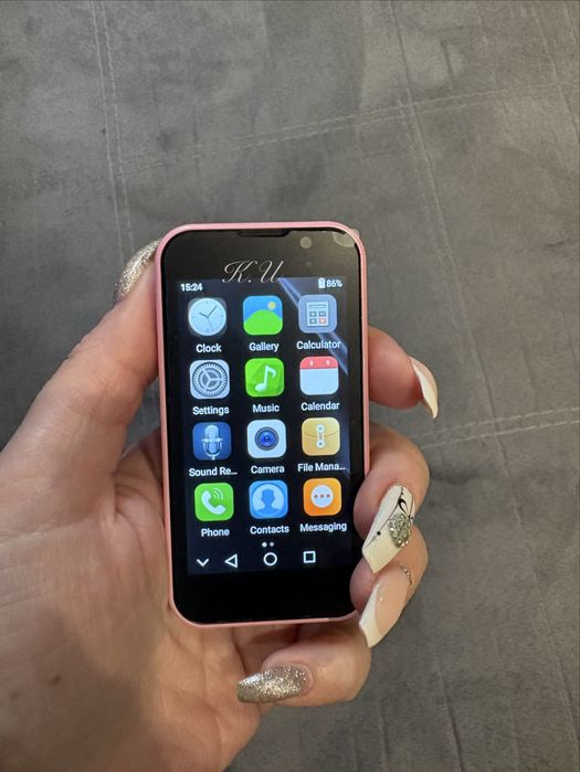 Мини смартфон с всички функции