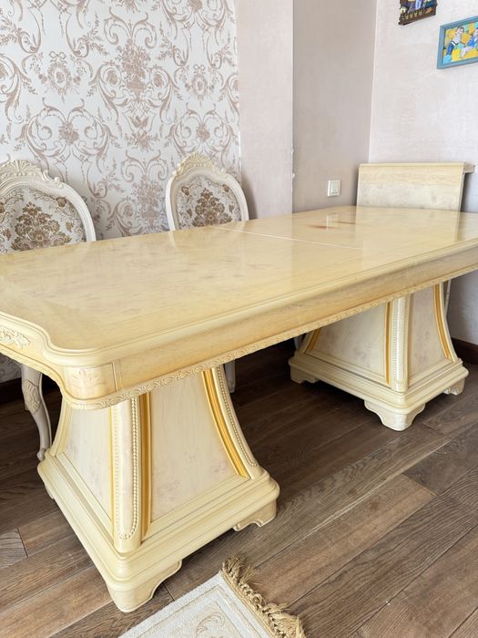 Стол со стульями