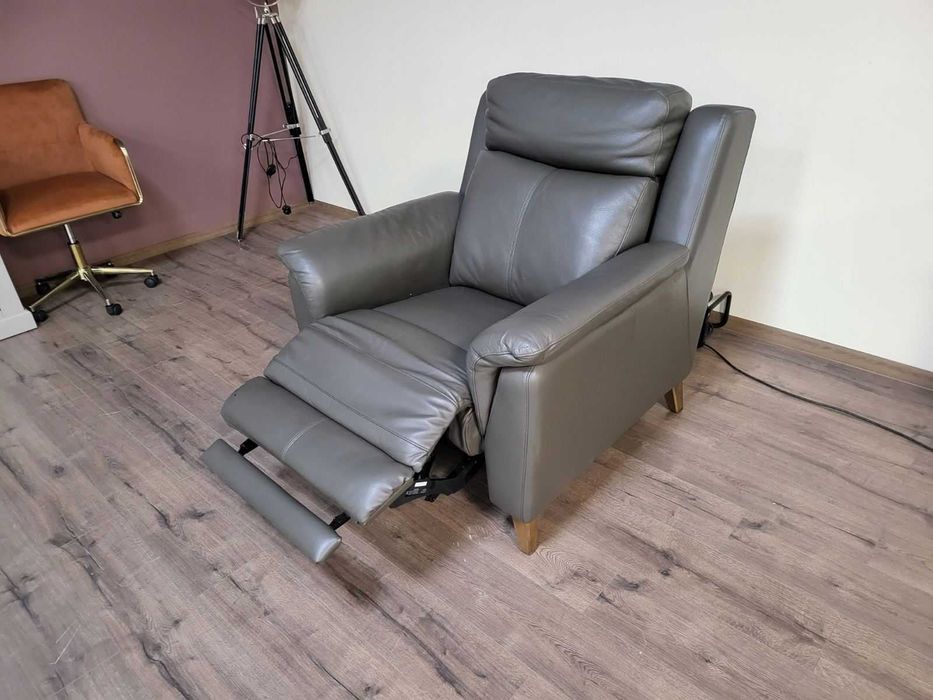 Тъмно сив кожен фотьойл La-z-boy с електрически релаксиращ механизъм
