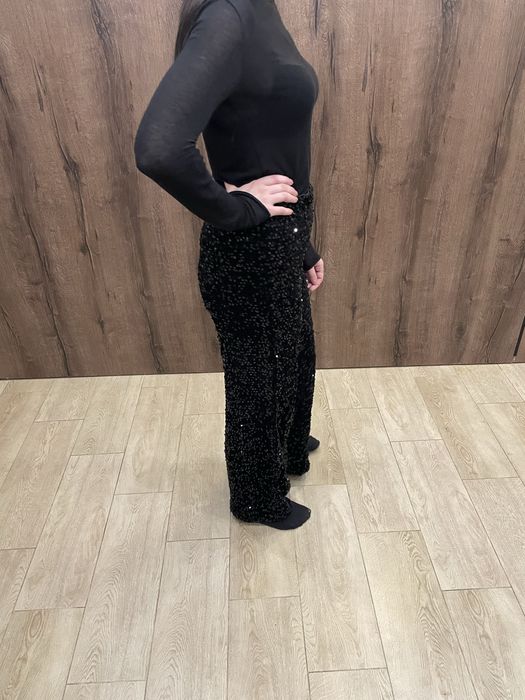 Штаны черные в пайетки