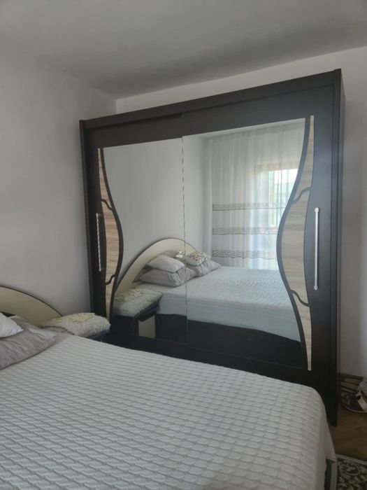 Vând dormitor  cu saltea cu tot