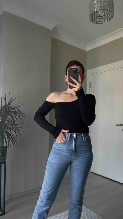 Скидки! Новый Черный Лонгслив в Рубчик с Открытым Плечом Турция