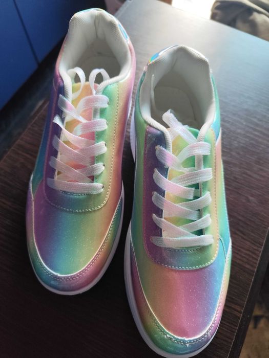 Цветни маратонки